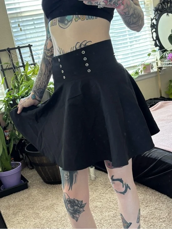 ROMWE Black High-Waist Circle Skater Skirt with Button Detail - Picture 2 of 5